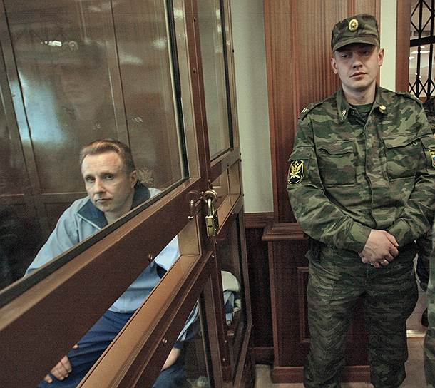 Бывший сотрудник службы безопасности нефтяной компании ЮКОС Алексей Пичугин (слева) 