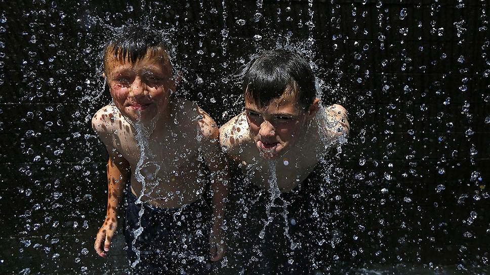 Ноттингем, Великобритания. Дети купаются в фонтане во время аномальной летней жары