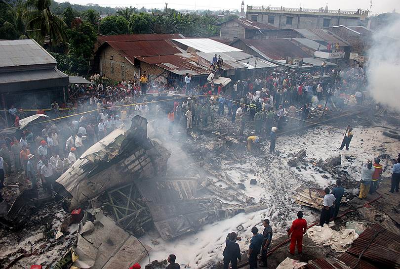 5 сентября 2005 года Boeing-737-200 авиакомпании Mandala Airlines упал при вылете из аэропорта индонезийского города Медан. Погибли 99 из 112 человек на борту, а также 44 человека на земле