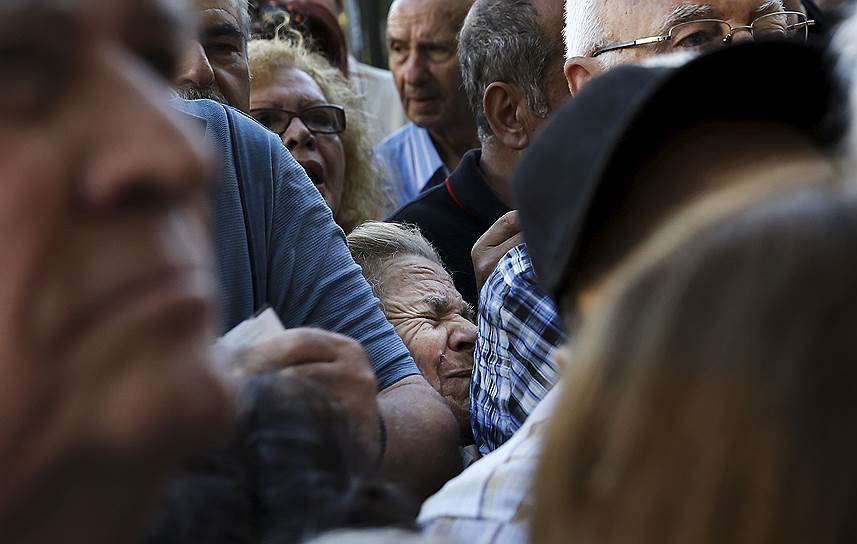 Афины, Греция. Пенсионеры возле Национального банка Греции требуют свои пенсии