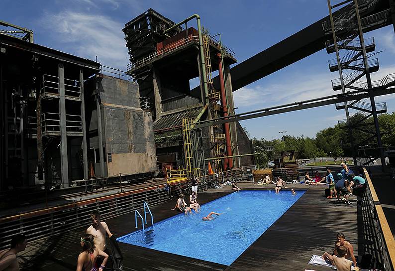 Эссен, Германия. Люди купаются в бассейне, сделанном из двух контейнеров, во дворе бывшего коксохимического завода