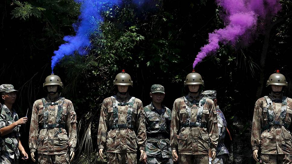 Гонконг, Китай. Солдаты Народно-освободительной армии во время празднования 18-летия передачи Гонконга под суверенитет Китая