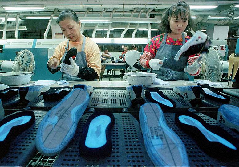 В середине 1990-х компания переживала кризис, вызванный скандалом вокруг условий труда на азиатских фабриках Nike, в том числе эксплуатации детского труда. Помимо пересмотра трудовых соглашений и реформирования производственного процесса в Азии Фил Найт использовал всю свою силу убеждения, чтобы спасти подпорченный имидж Nike