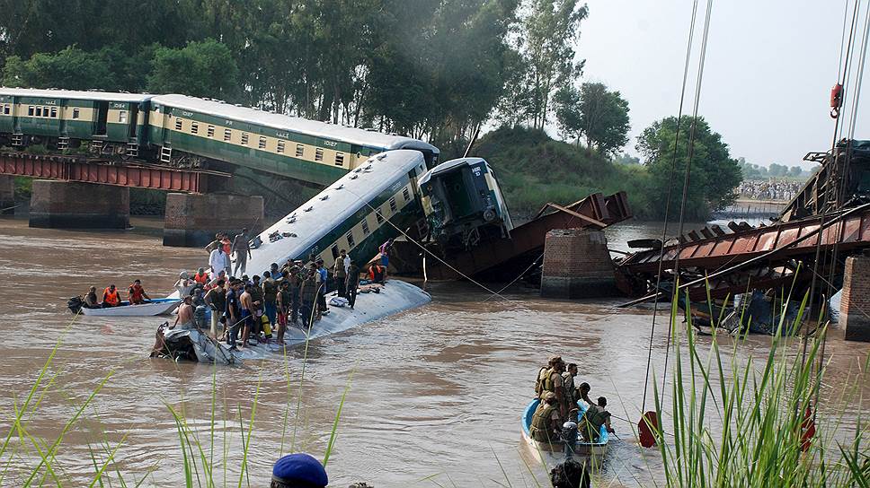 Гуджранвала, Пакистан. Работы спасателей и спецслужб на месте крушения пассажирского поезда, перевозившего пакистанских военных и членов их семей