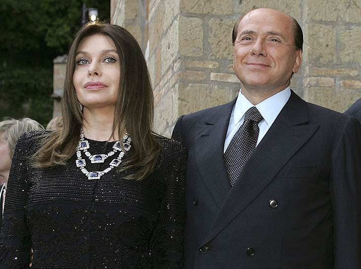 В 1990 году Сильвио Берлускони женился на актрисе Веронике Ларио, с которой до брака был знаком десять лет. У Берлускони и Ларио трое детей — дочери Барбара, Элеонора и сын Луиджи. Супруга подала на развод в 2009 году, когда политик, занимавший в то время пост премьер-министра Италии, оказался замешанным в громком скандале из-за своей связи с несовершеннолетней марокканкой Каримой аль-Маруг (Руби). Суд обязал Берлускони выплачивать своей бывшей жене алименты в размере €1,4 млн в месяц