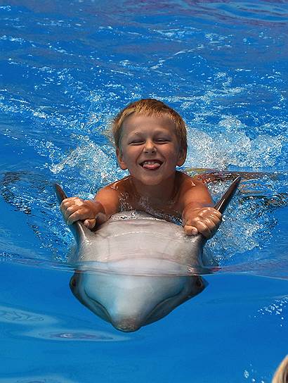 Алушта, Республика Крым. Ребенок в дельфинарии «Акварель», в котором работает реабилитационный центр дельфинотерапии
