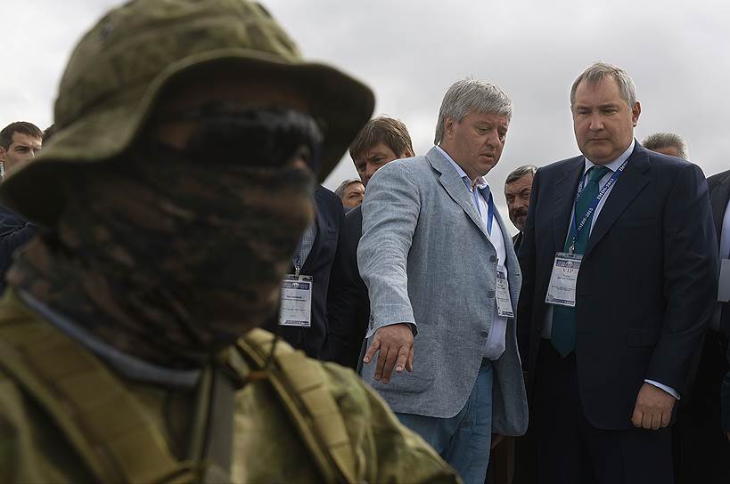 Заместитель председателя правительства России Дмитрий Рогозин (справа) на церемонии открытия