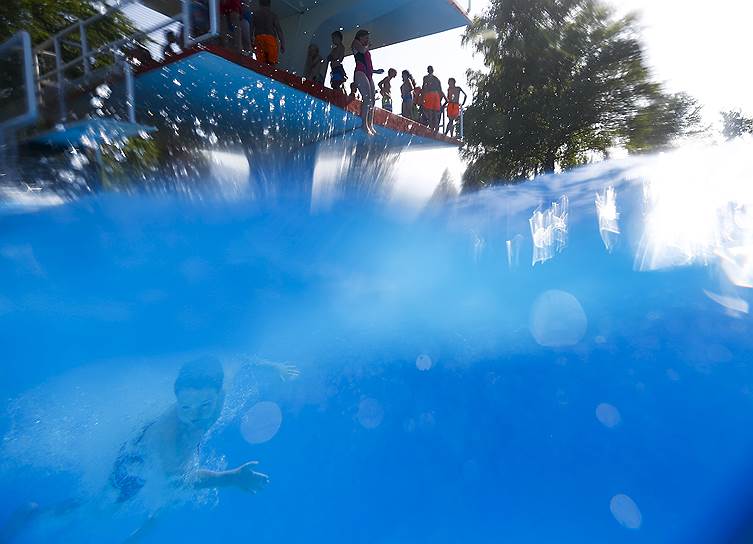 Халль-ин-Тироль, Австрия. Дети прыгают с трехметровой вышки в бассейн