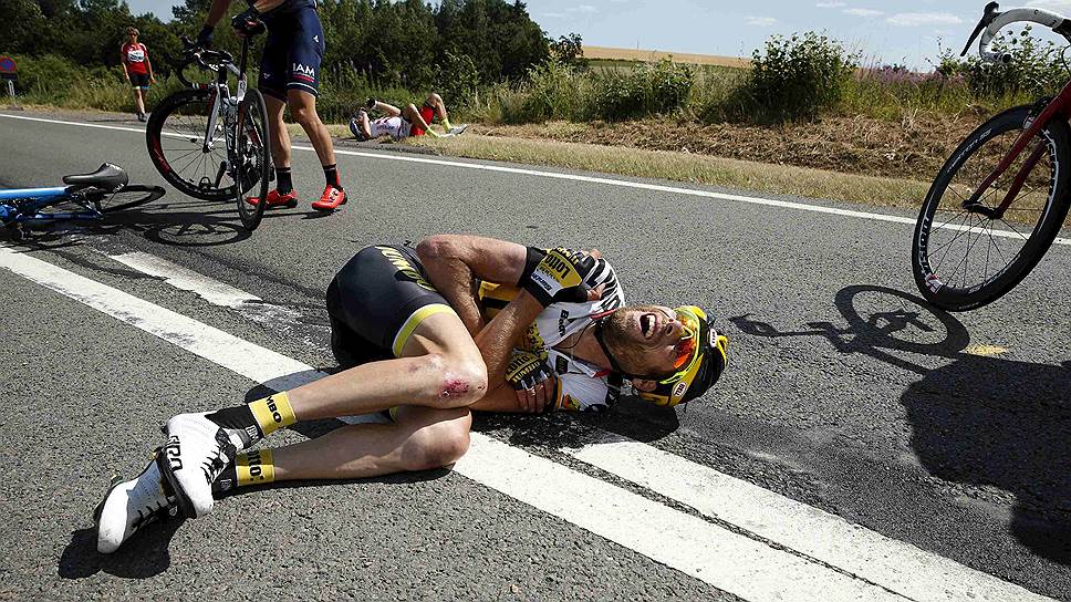 Юи, Бельгия. Велогонщик Лоуренс тен Дам упал с велосипеда во время этапа &quot;Тур де Франс&quot;