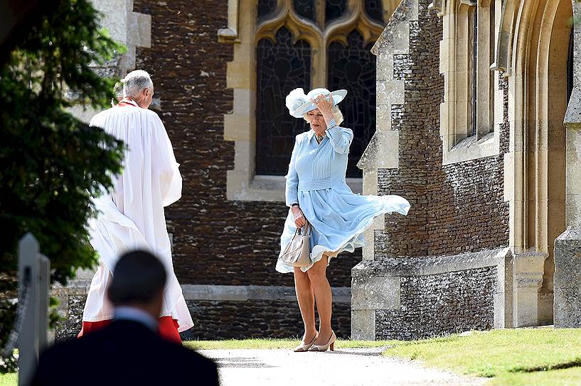 Норфолк, Великобритания. Камилла, герцогиня Корнуольская, придерживает юбку от порывов ветра на мероприятиях, посвященных крещению принцессы Шарлотты