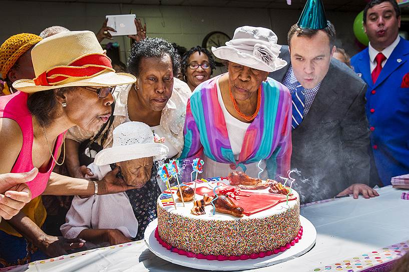 Нью-Йорк, США. Старейшая жительница планеты Сюзанна Мушатт Джонс празднует свой 116 день рождения