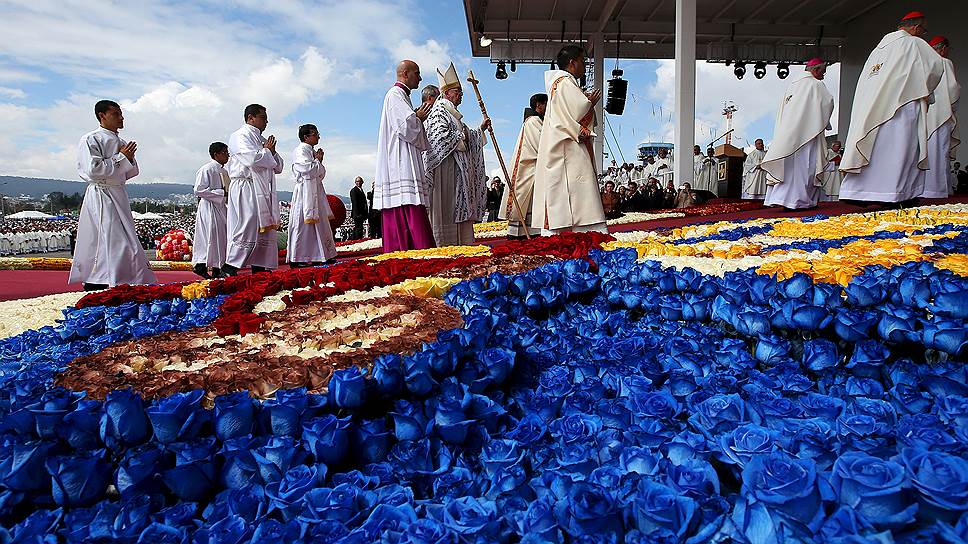 Кито, Эквадор. Папа римский прибыл в Парк Бисентенарио, чтобы отслужить мессу