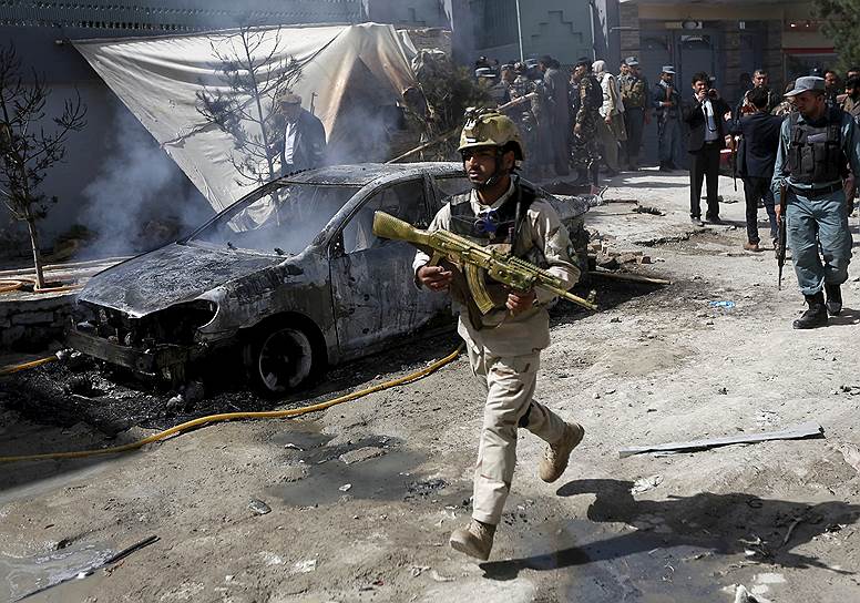 Кабул, Афганистан. Военный после атаки боевиков на здание афганской разведки