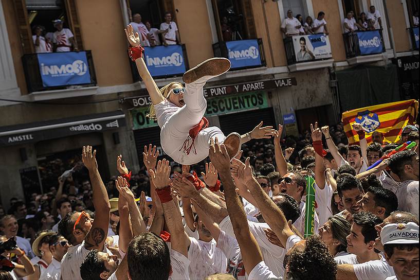 Участники энсьерро надевают белые рубашки и красные повязки на шее, а в руках держат газеты, с помощью которых пытаются отвлечь внимания быков