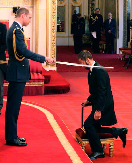 В декабре 2017 года королева Великобритании Елизавета II присвоила ударнику рыцарское звание. 20 марта 2018 года принц Уильям (на фото слева) посвятил его в рыцари