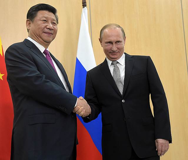 Председатель КНР Си Цзиньпин (слева) и президент России Владимир Путин 