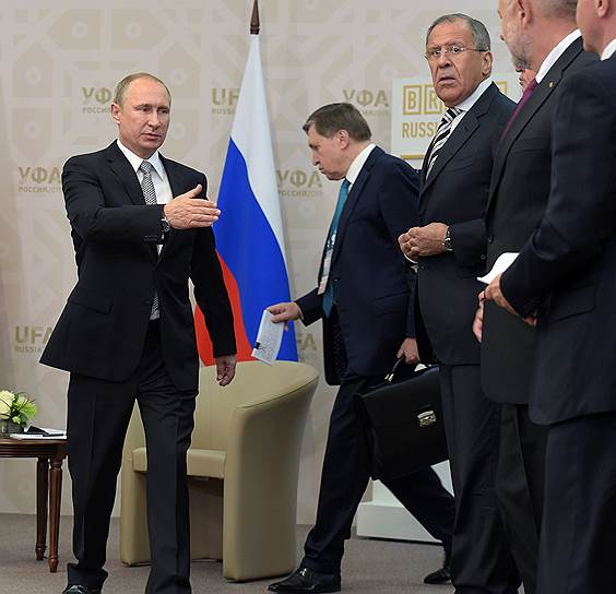 Слева направо: президент России Владимир Путин, помощник президента России Юрий Ушаков и министр иностранных дел России Сергей Лавров 