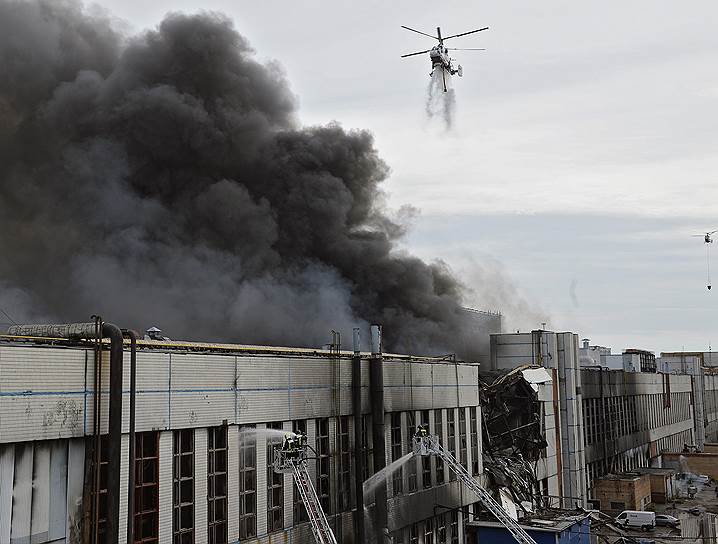 Москва, Россия. Пожар на складе резины на территории бывшего завода имени Лихачева (ЗИЛ)