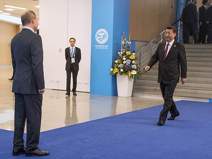 Президент России Владимир Путин (слева) и председатель КНР Си Цзиньпин