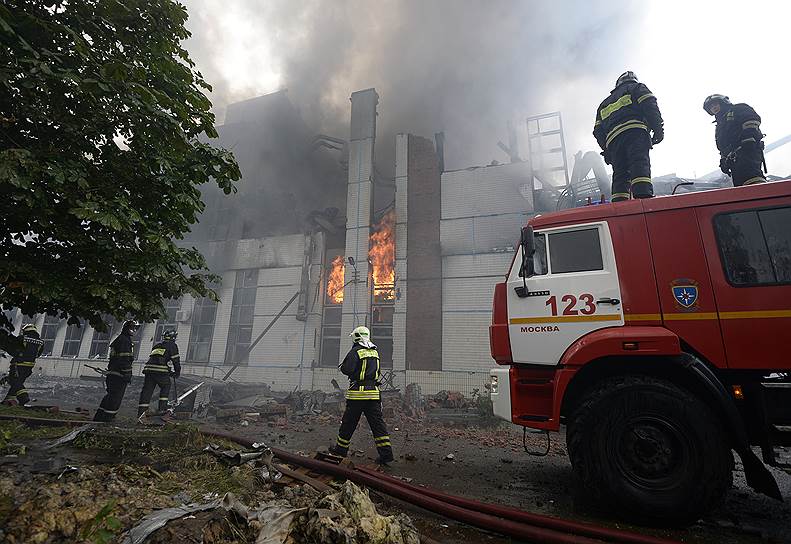 8 июля. В Москве произошел пожар на бывшем заводе ЗИЛ