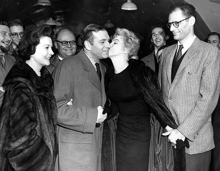 В 1947 году актер был удостоен рыцарского звания, а в 1970 году был возведен в звание пэра Англии&lt;br>На фото (слева направо): Вивьен Ли, Лоуренс Оливье, Мерилин Монро и ее муж Артур Миллер 