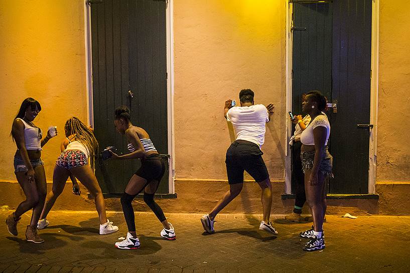 Новый Орлеан, США. Молодые люди танцуют тверк возле ночного клуба