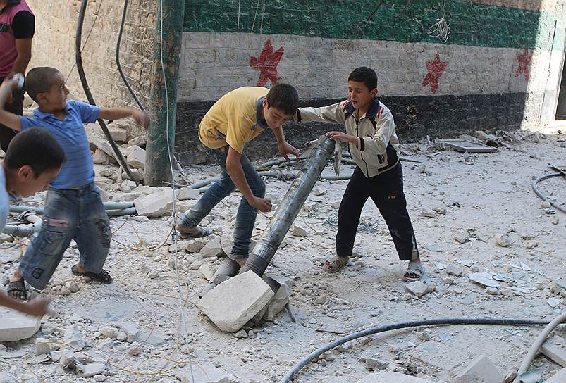 Алеппо, Сирия. Мальчики играют с трубой