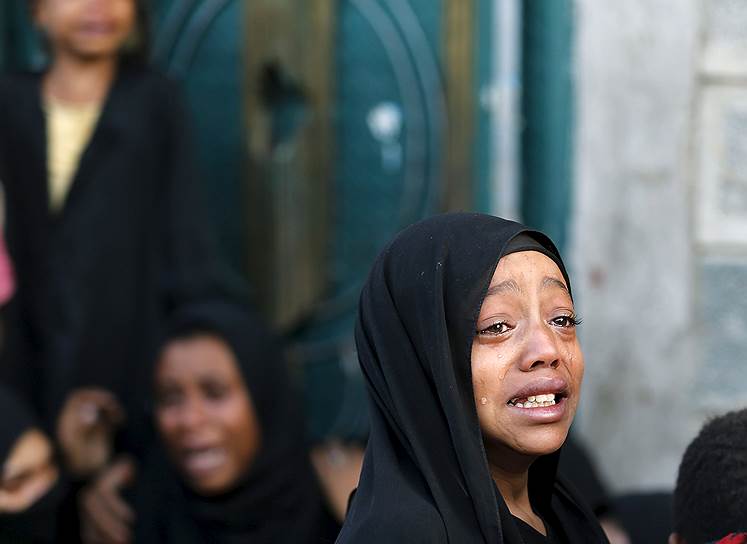 Сана, Йемен. Девочка плачет по своему отцу, который погиб во время авиаударов по городу