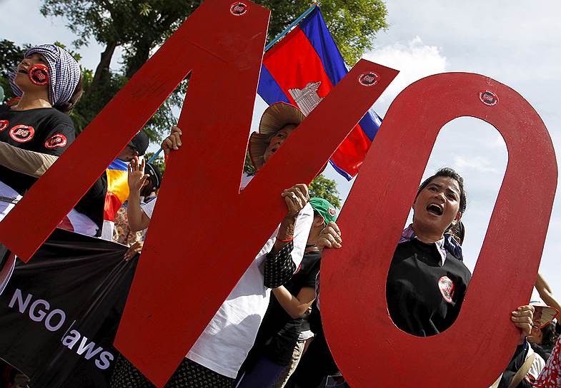 Пномпень, Камбоджа. Протестущие против принятия нового закона о НПО маршируют к Национальному собранию Камбоджи