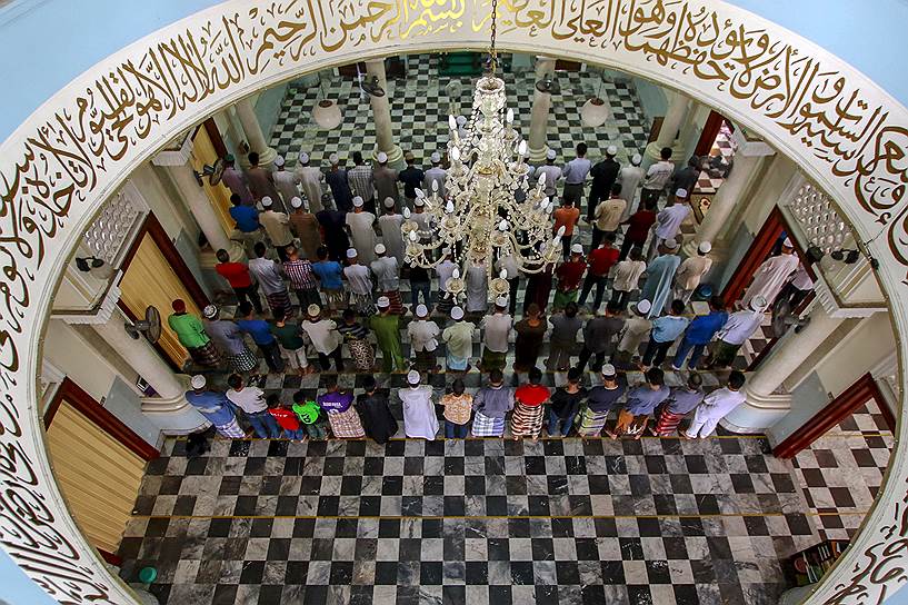 Паттани, Таиланд. Мужчины молятся в мечети во время священного месяца Рамадан