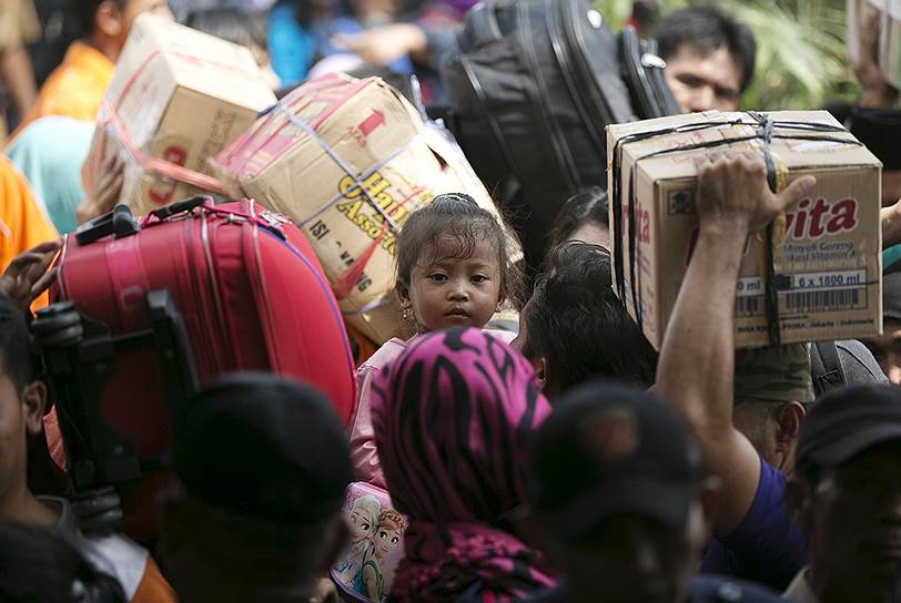 Джакарта, Индонезия. Пассажиры ждут очереди, чтобы попасть на поезд и уехать домой на празднование Ид аль-Фитра — исламского праздника в честь окончания поста в месяц Рамадан