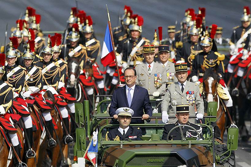 По традиции президент республики Франсуа Олланд совершил смотр парадного построения, проехав по Елисейским полям на открытом армейском внедорожнике 
