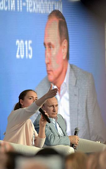 Президент России Владимир Путин отвечал на вопросы выбранных ведущей молодых людей