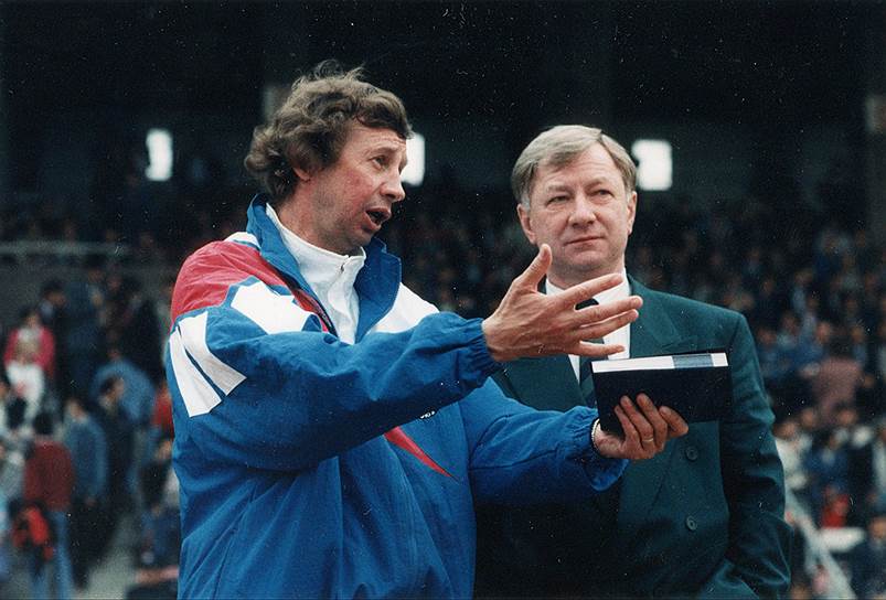 11 июля 1996 года сборную возглавил Борис Игнатьев (справа), работавший помощником Олега Романцева. При нем команда провела 20 встреч, выиграв и сыграв вничью по восемь, проиграв четыре. При нем Россия не отобралась на чемпионат мира 1998 года, проиграв стыковой матч с Италией 0:1. 19 июня 1998 года тренер подал в отставку

