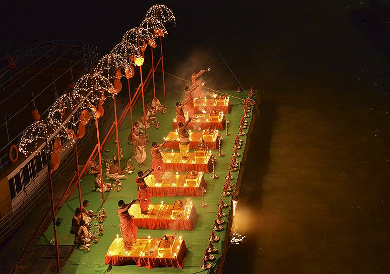 Андхра-Прадеш, Индия. Зажжение масляных ламп на молитве на берегу реки