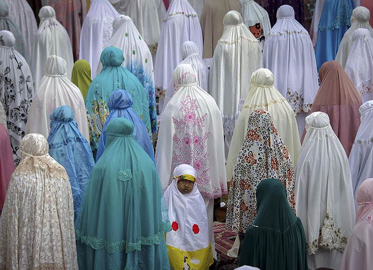 Макасар, Индонезия. Мусульманки совершают молитву по случаю окончания священного поста в месяц Рамадан в Великой мечети