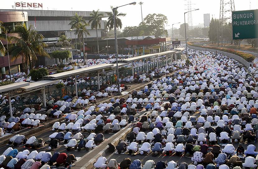Джакарта, Индонезия. Мусульмане молятся на улице, отмечая окончание священного поста в месяц Рамадан