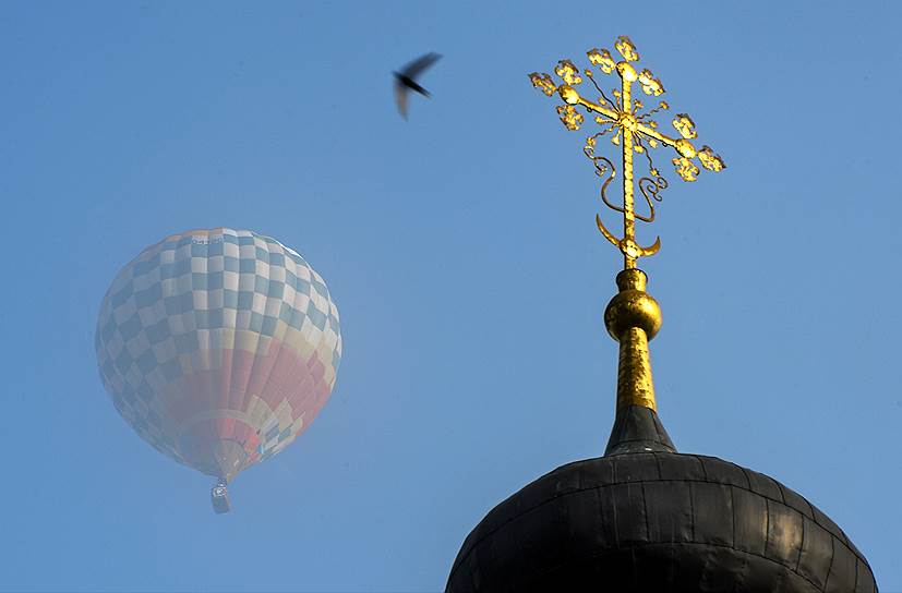 Переславль-Залесский, Россия. Аэростат на фоне церковного купола во время фестиваля воздухоплавания