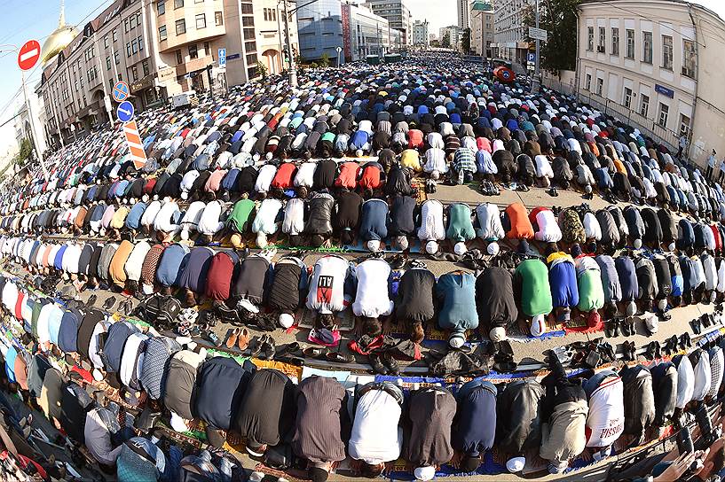 Москва, Россия. Мусульмане в день праздника Ураза-байрам молятся на одной из улиц у Московской соборной мечети