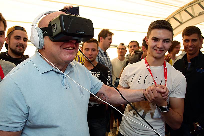 Губернатор Нижегородской области Валерий Шанцев осматривает устройство виртуальной реальности