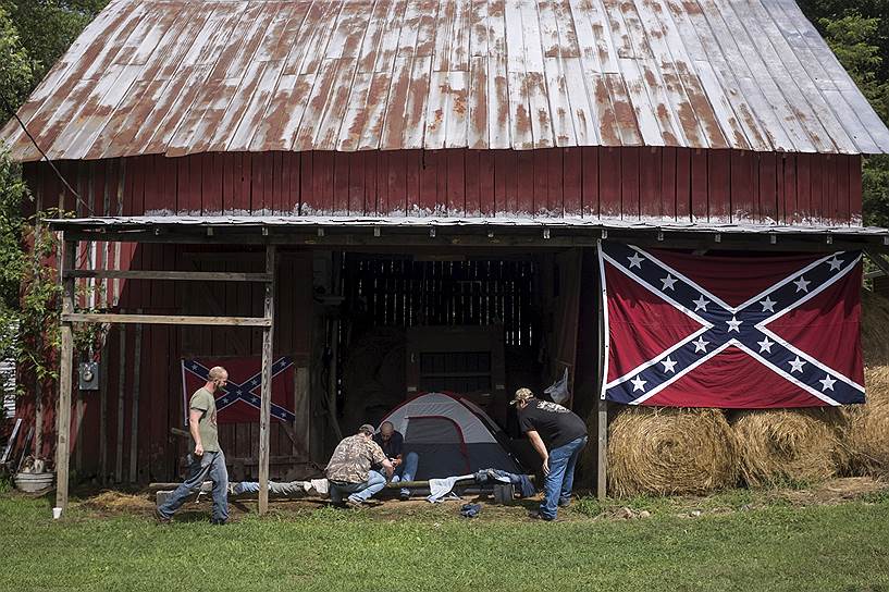 Сторонники Ку-Клукс-Клана на ферме в Теннеси вывешивают флаг Конфедерации (на фото), который в ходе Гражданской войны в США использовался армией южан, выступавших против отмены рабства