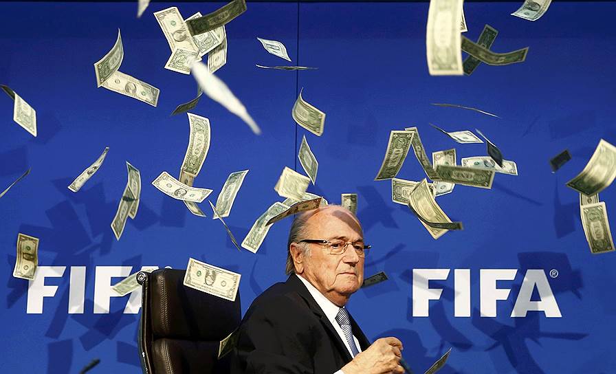 Цюрих, Швейцария. Пресс-конференция президента ФИФА Зеппа Блаттера была прервана комедиантом Ли Нельсоном, бросившим в него пачкой долларовых банкнот