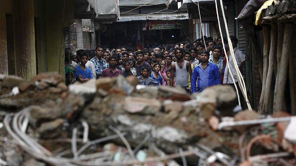 Нью-Дели, Индия. Прохожие смотрят на обрушившееся здание