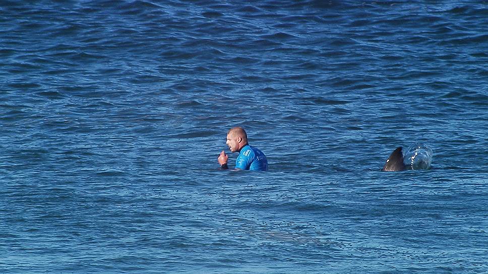 Джеффрис-Бей, ЮАР. Австралийский серфингист Мик Фэннинг за несколько секунд до нападения на него акулы во время соревнований J-Bay Open. Господин Фаннинг отбивался от акулы кулаками и сумел самостоятельно вернуться на берег