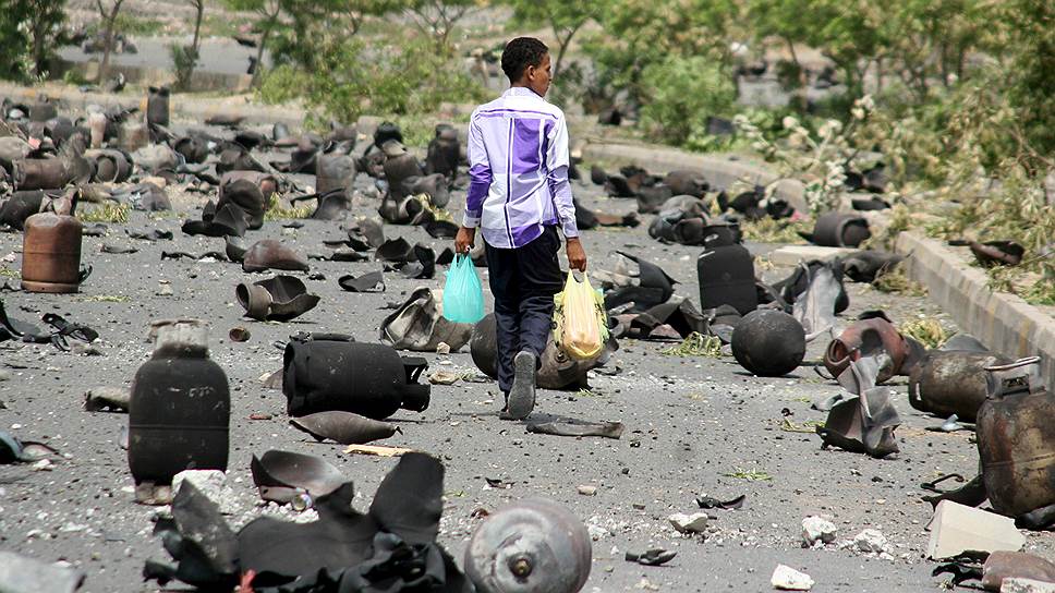 Таиз, Йемен. Мальчик идет по улице, заваленной газовыми баллонами после взрыва на газовом складе 