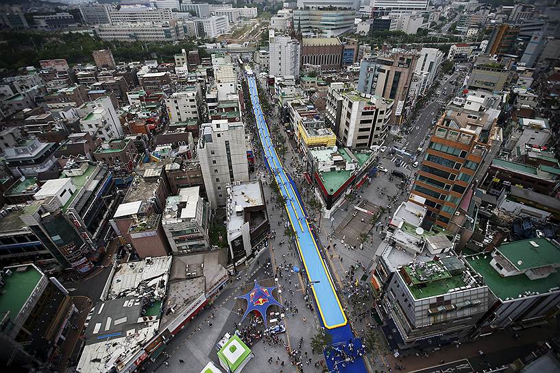 Сеул, Южная Корея. Водная горка длиной 350 метров, построенная к фестивалю City Silde-2015 в центре города
