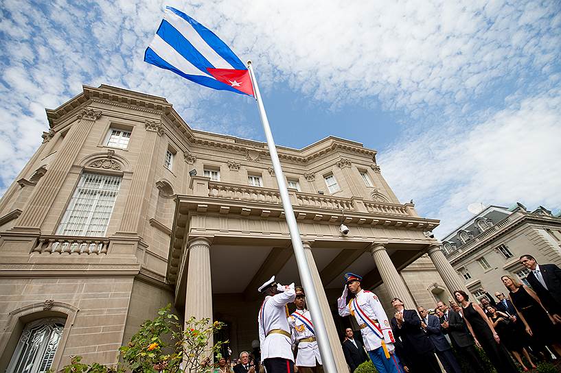 Вашингтон, США. Торжественная церемония поднятия государственного флага возле нового здания посольства Кубы в США