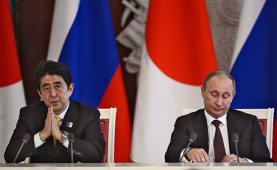 Премьер-министр Японии Шинзо Абэ (слева) и президент России Владимир Путин