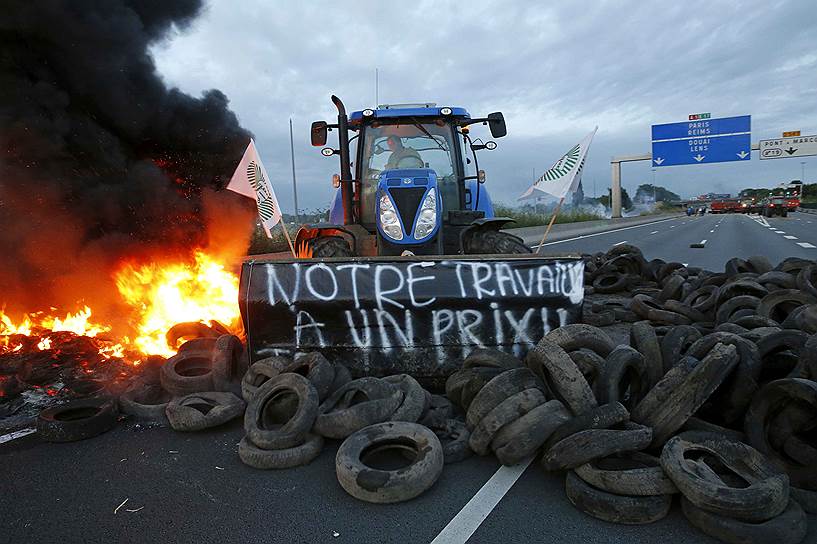 Секлен, Франция. Шоссе, перекрытое фермерами во время акции протеста