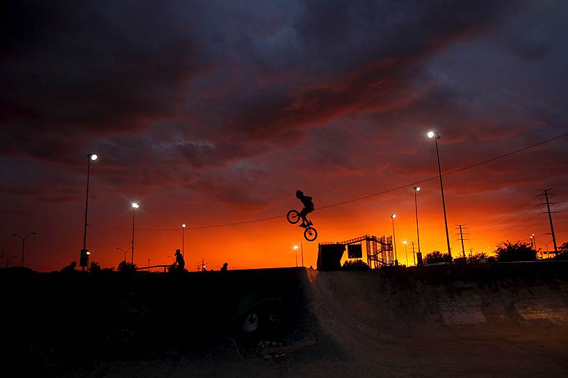 Сьюдад-Хуарес, Мексика. Велосипедист, исполняющий трюк в городском скейт-парке 